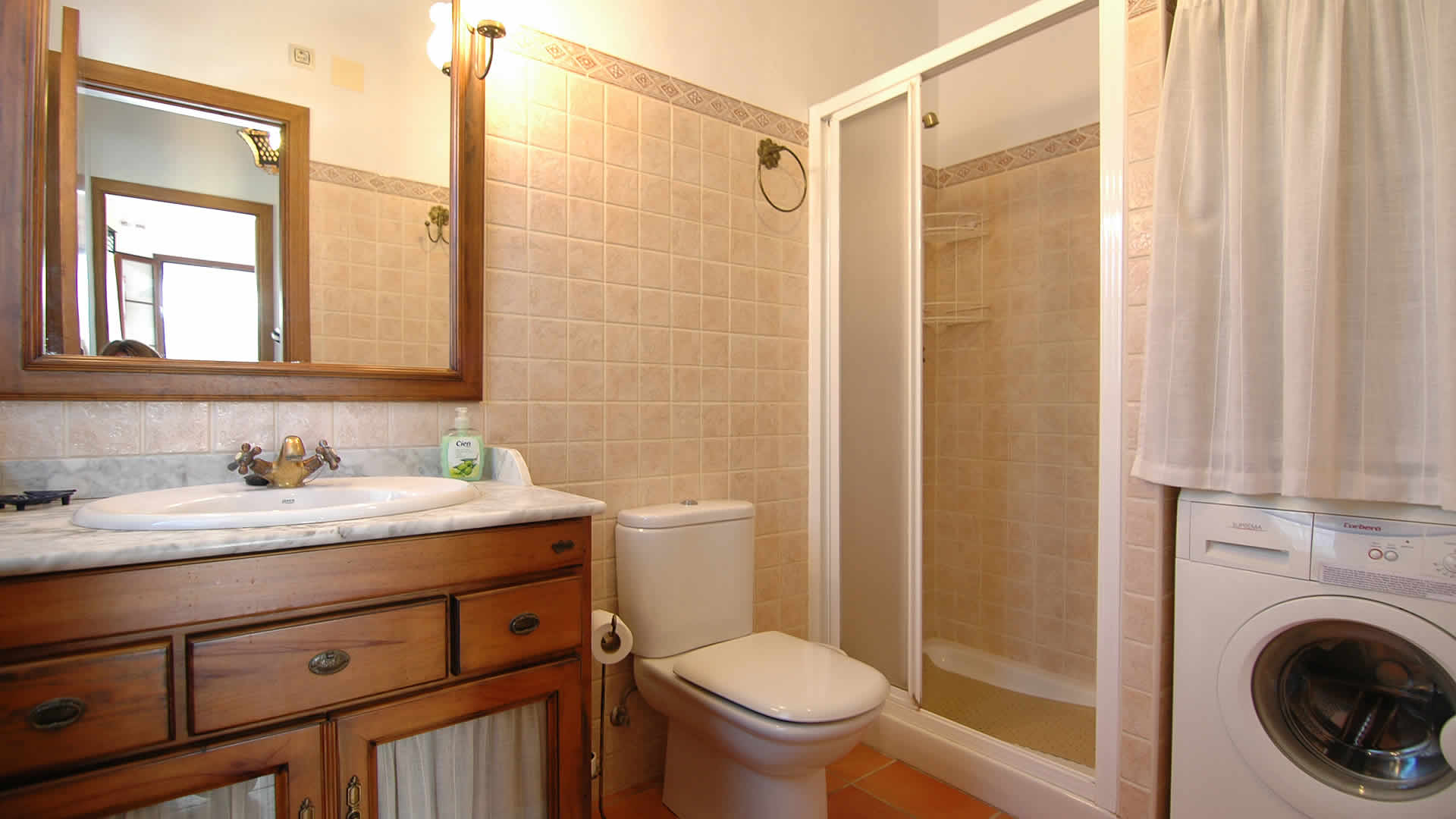 Salle de bain avec douche